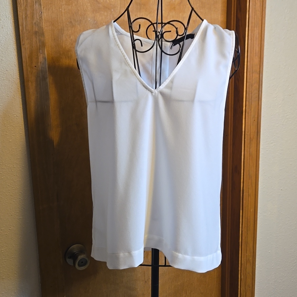 Jenni Kayne White V-Neck Sleeveless Tank Top